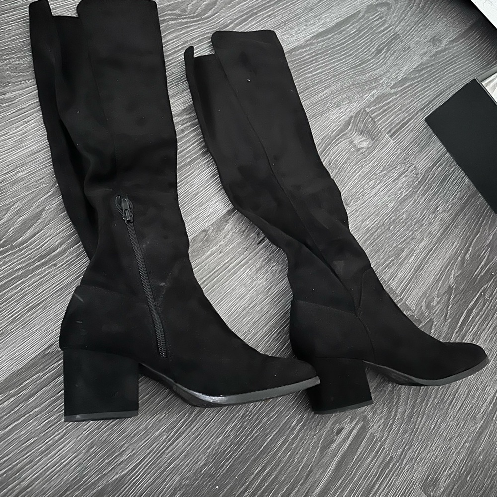 Black heel, size 9, suade